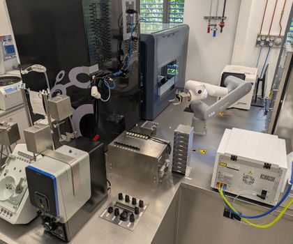 Blick in die Technik der Laborplattform am Uniklinikum Würzburg Die Laborplattform, die von dem Projektteam entwickelt wurde.