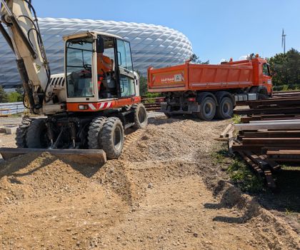 Allianz Arena Baumaschinen vor der Allianz Arena im Einsatz