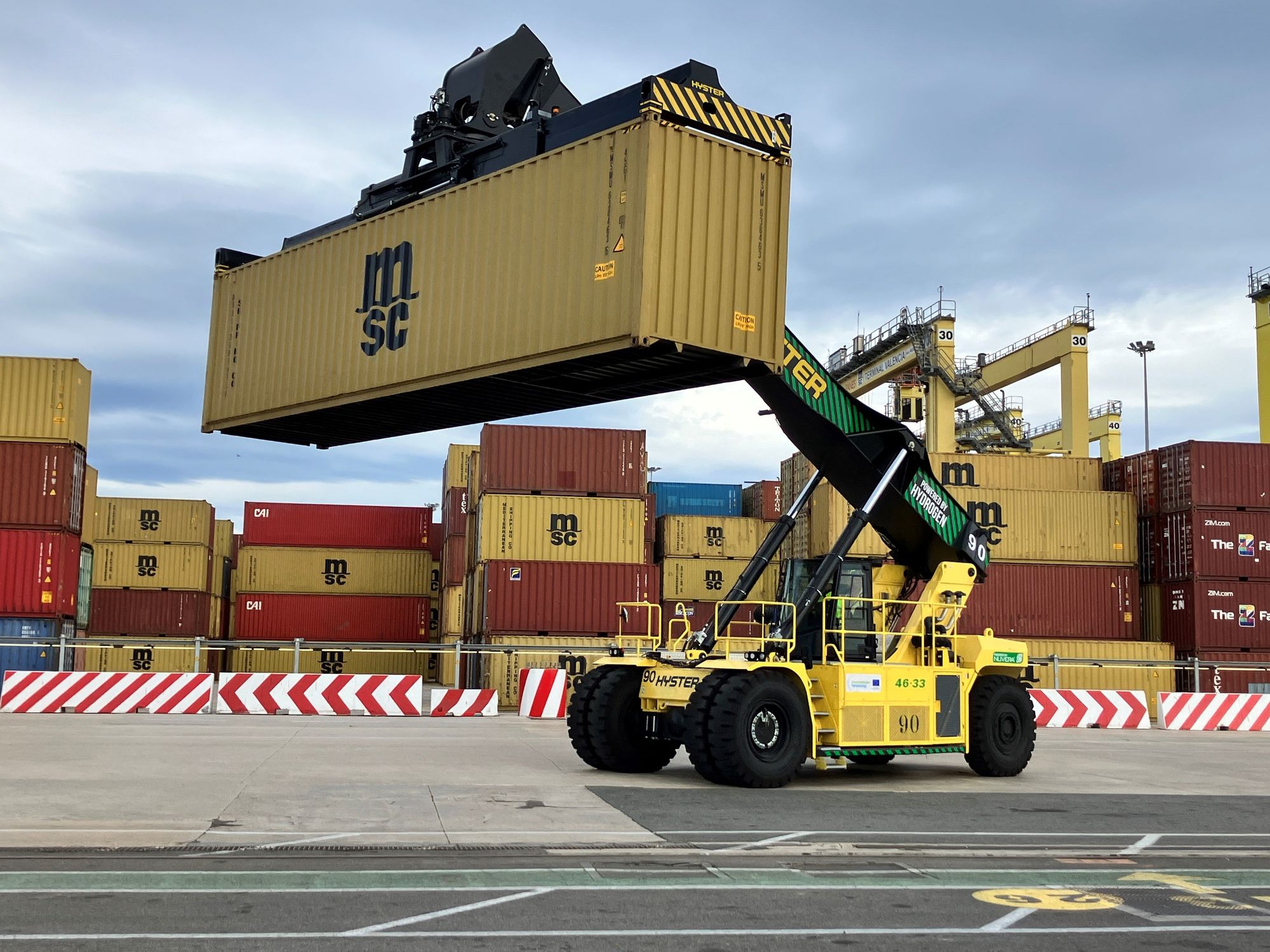Stapler: Hyster-Trucks für den Containerumschlag im Hafen Stapler: Hyster-Trucks für den Containerumschlag im Hafen