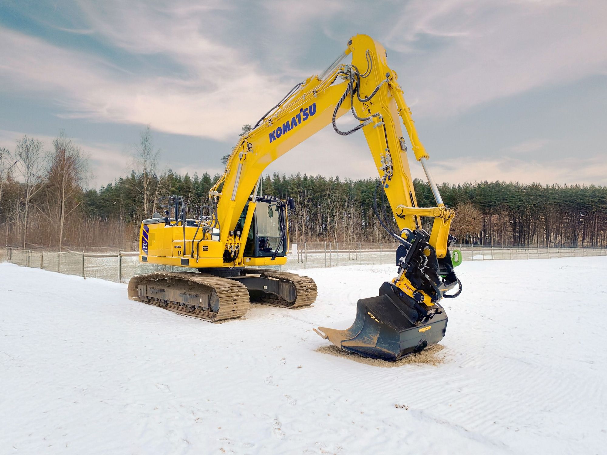 Ein Komatsu-Bagger mit einem Engcon-Tiltrotator am Ausleger.