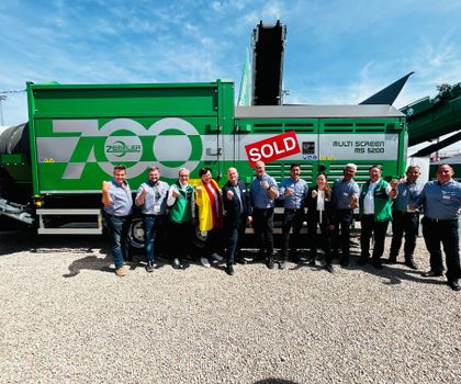 Zemmler in grüner Mission Das Zemmler-Team vor einer Siebanlage auf der IFAT 2024
