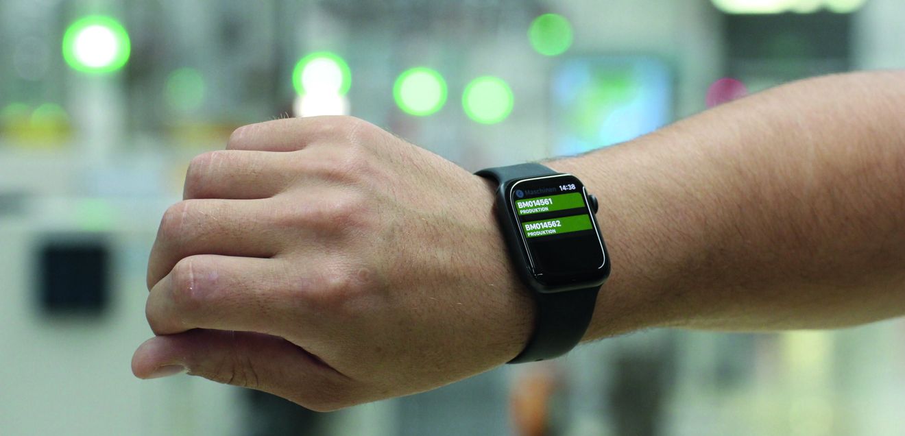 Die App auf der Smartwatch ermöglicht einen schnellen Zugriff auf Produktionsdaten und Benachrichtigungen direkt im Arbeitsablauf.