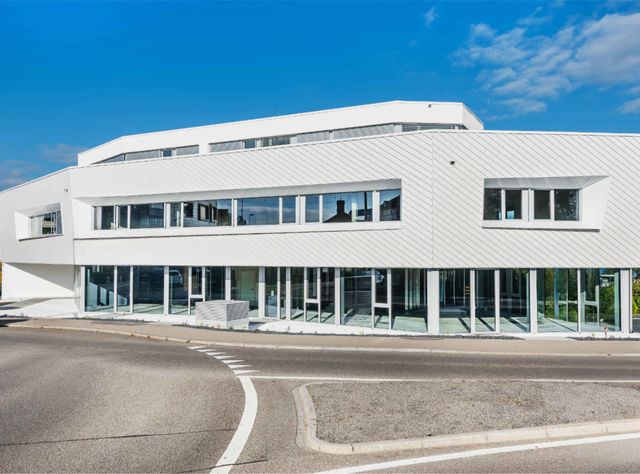 Keramikfassade mit Stülpoptik