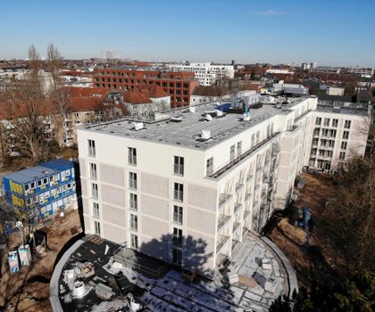 Auf der Baustelle des Pflegeheims Uhlenhorst herrscht zum Frühlingsbeginn geschäftiges Treiben, denn das Projekt befindet sich in der finalen Phase. „Frühjahrsputz“ rund um die Pflegeeinrichtung Uhlenhorst