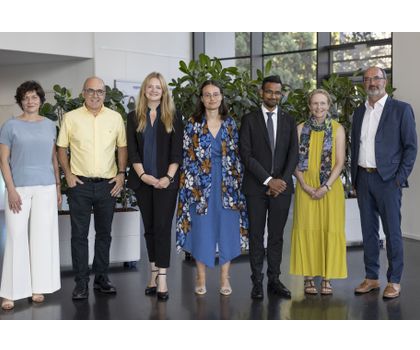 Bei der Preisverleihung (v. l.n.r.): Christine Munz, Sir Stephen Jackson, Fena Ochs, Juliette Fedry, Dr. Varun Venkataramani, Laura Machesky, Axel Jahns.
