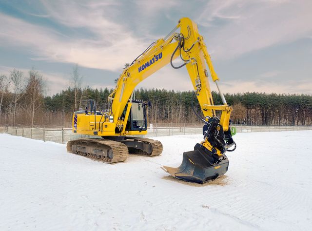 Ein Komatsu-Bagger mit einem Engcon-Tiltrotator am Ausleger.