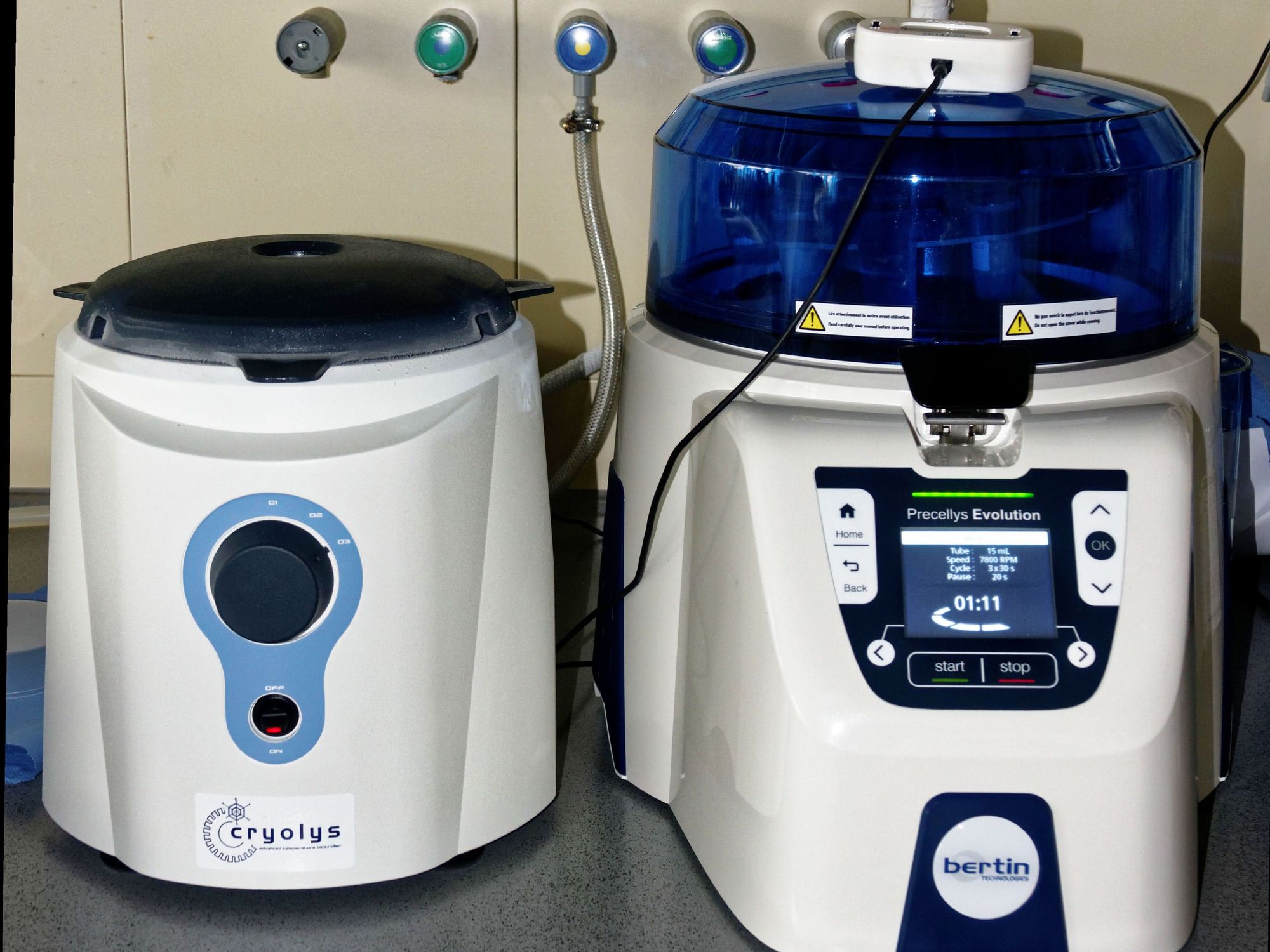 Homogenizer mit Cyrolys-Kühlmodul Precellys Evolution Homogenizer (rechts) mit Cyrolys-Kühlmodul (links) von Bertin Technologies. Die Homogeni