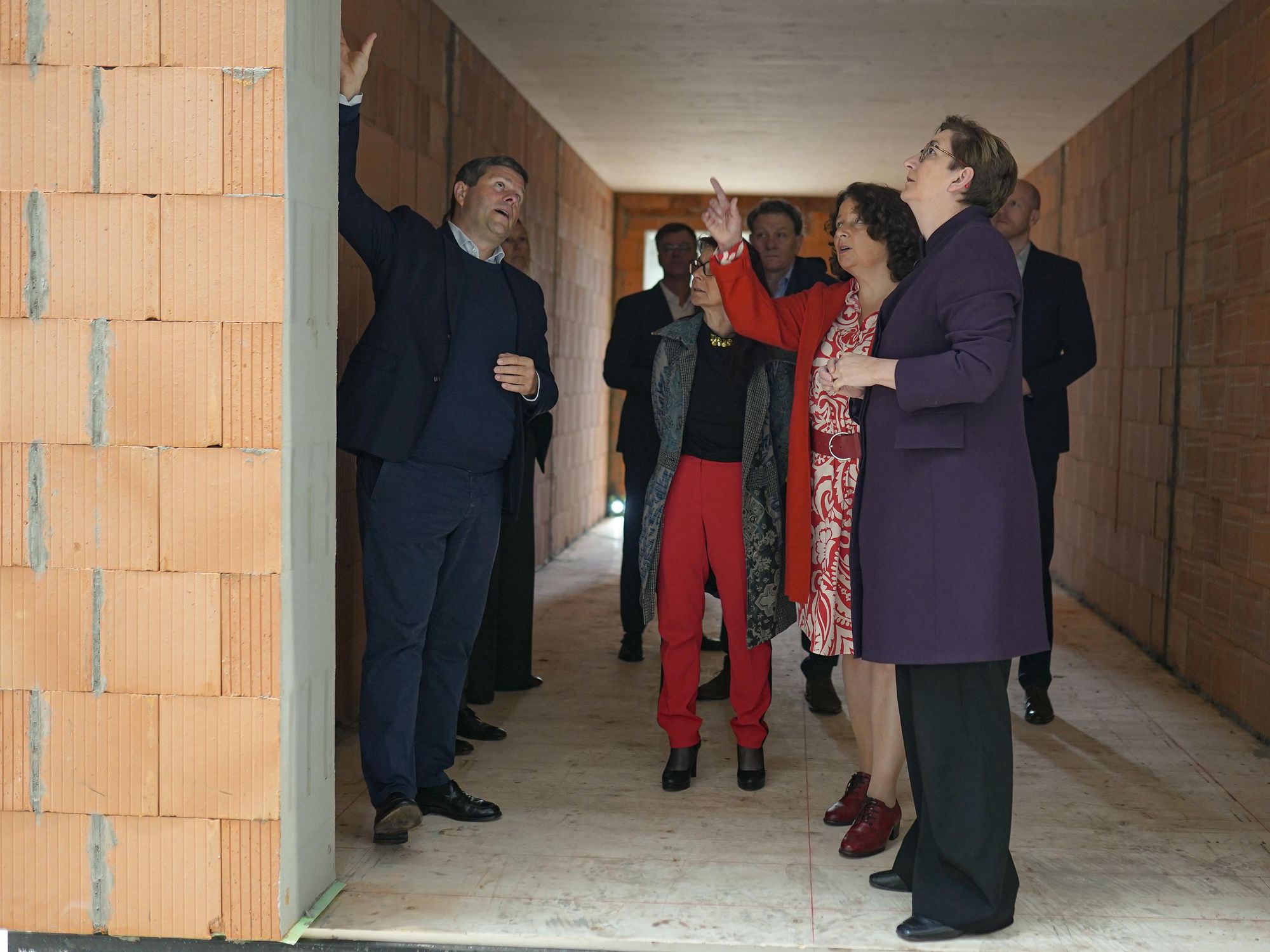 Am heutigen Tag besuchte Bundesbauministerin Klara Geywitz die Firma Leipfinger-Bader in Pfeffenhausen, um sich über die neuesten Entwicklungen im Bereich des modularen Wohnungsbaus zu informieren. Bundesbauministerin Klara Geywitz besucht die Produktion innovativer Ziegelmodule und Lehm-Holz Massivdecken der Firma Leipfinger-Bader in Pfeffenhausen