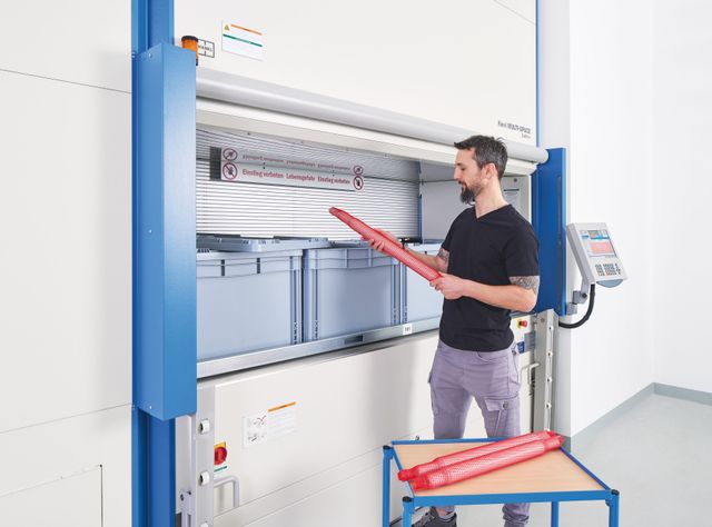 Central dispatch warehouse: Efficient material flow over two floors