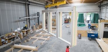 Im Holzbau konnte Brüninghoff Anteile zurückgewinnen und hat wesentliche Bereiche wie die Arbeitsvorbereitung zentralisiert. Im Holzbau konnte Brüninghoff Anteile zurückgewinnen und hat wesentliche Bereiche wie die Arbeitsvorbereitung zentralisiert.
