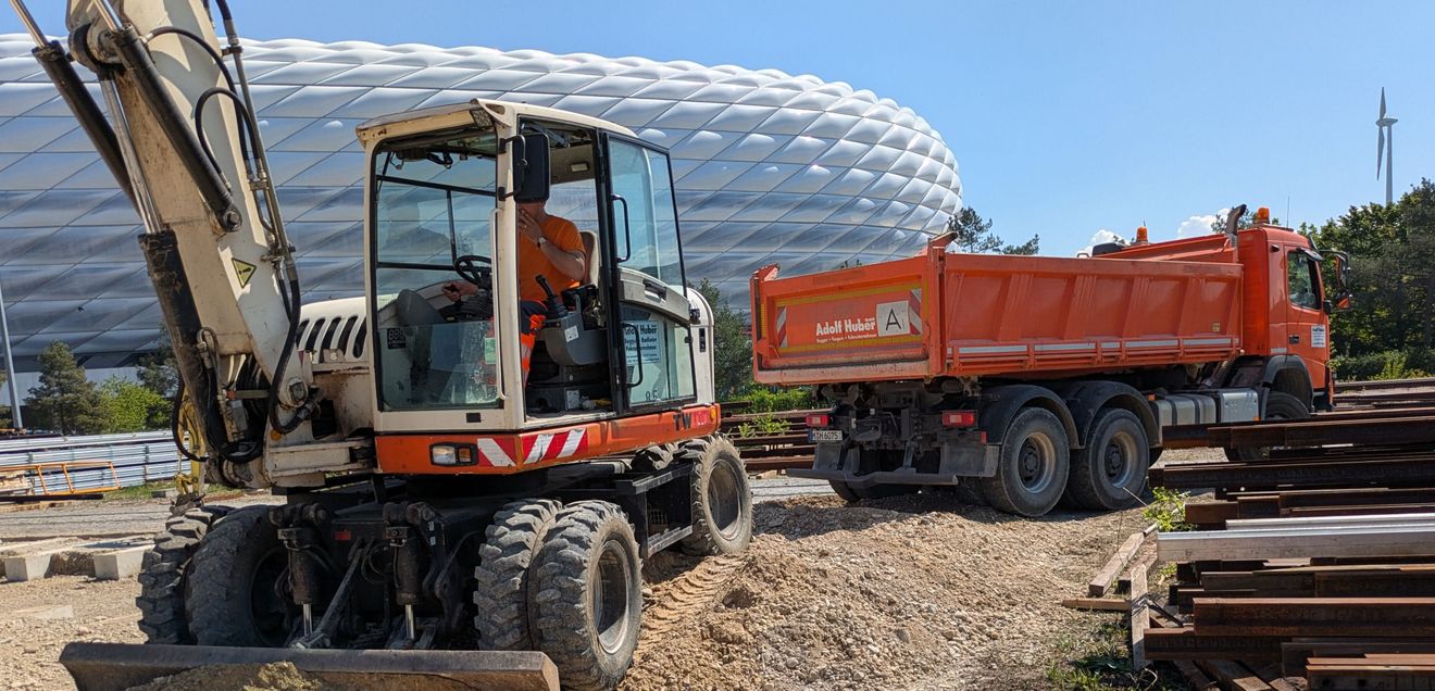 Allianz Arena Baumaschinen vor der Allianz Arena im Einsatz