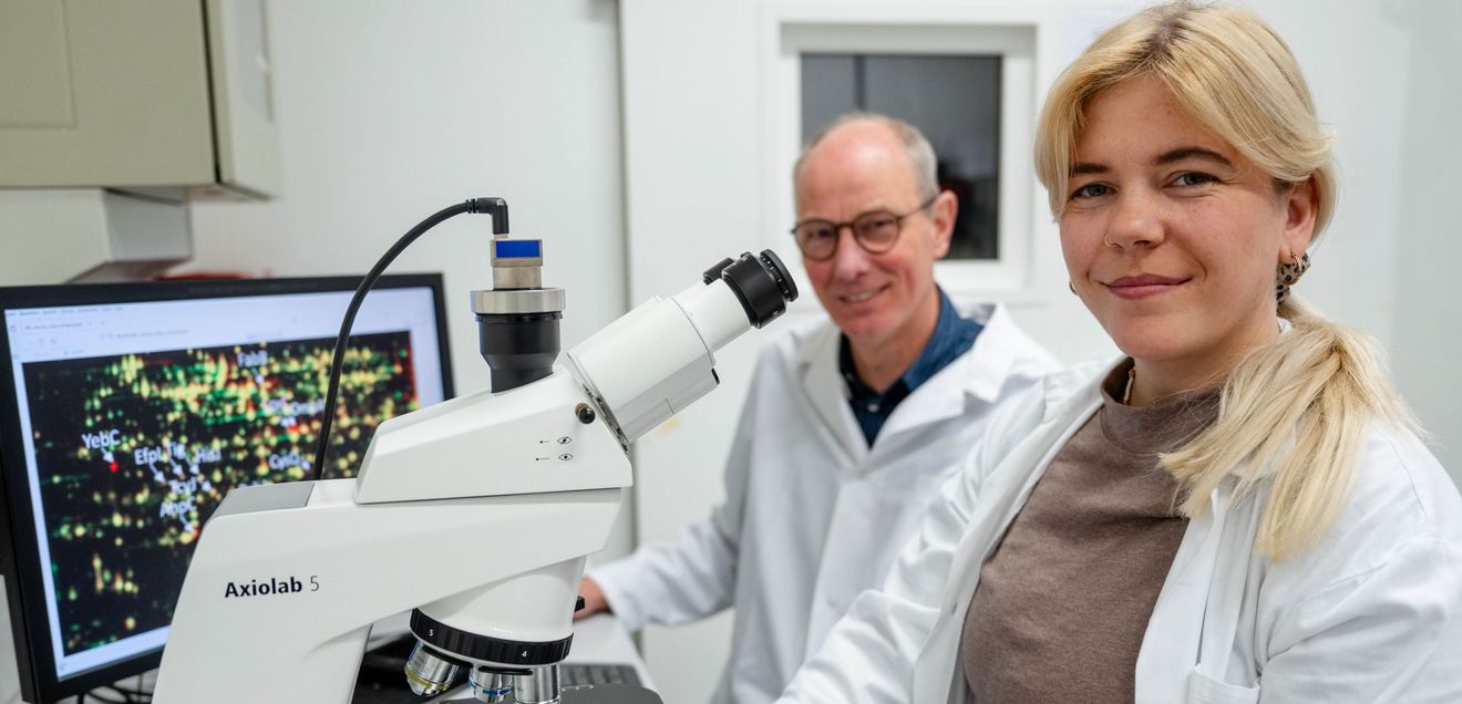 Dr. Anna-Maria Möller, Erstautorin der aktuellen Publikation, und Prof. Dr. Franz Narberhaus (links) forschen zur Wirkungsweise von antibiotischen Wirkstoffen. Dr. Anna-Maria Möller und Prof. Dr. Franz Narberhaus