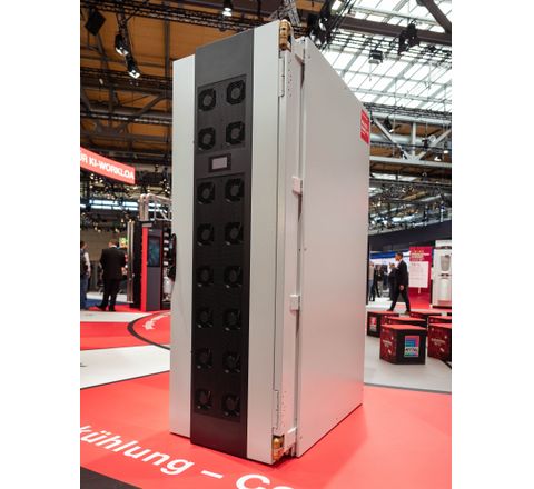 Liquid Cooling Package (LCP) Rear Door für Serverracks: Die gesamte Cooling Door ist mit einem Luft-Wasser-Wärmetauscher versehen, der die Warmluft direkt am Austritt aus dem Rack herunterkühlt und so einen großen Teil der Abwärme direkt über einen Wasserkreislauf mit einem externen Chiller ableitet. Liquid Cooling Package (LCP) Rear Door für Serverracks: Die gesamte Cooling Door ist mit einem Luft-Wasser-Wärmetauscher versehen, der die Warmluft direkt am Austritt aus dem Rack herunterkühlt und so einen großen Teil der Abwärme direkt über einen Wasserkreislauf mit einem externen Chiller ableitet.