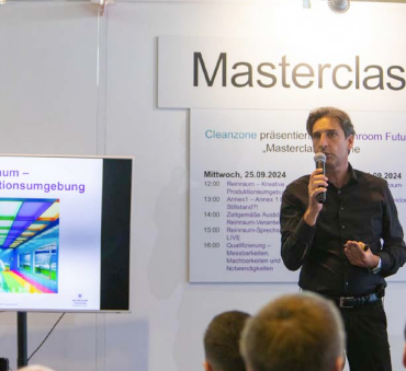 Vortrag auf der Cleanzone-Messe 2024 Bild eines vortragenden Referenten auf der Messe Cleanzone 2024