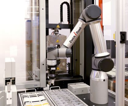 Automatisierte Kunststoffprüfung: Roboter erledigen Zug- und Biegeversuche Automatisierte Kunststoffprüfung: Roboter erledigen Zug- und Biegeversuche