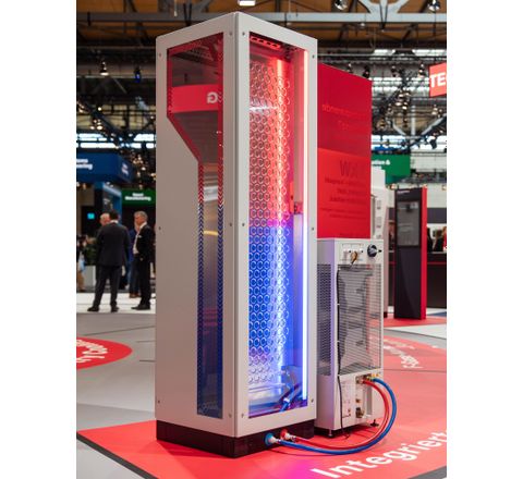 Liquid Cooling Package (LCP) Rear Door für Serverracks: Die gesamte Cooling Door ist mit einem Luft-Wasser-Wärmetauscher versehen, der die Warmluft direkt am Austritt aus dem Rack herunterkühlt und so einen großen Teil der Abwärme direkt über einen Wasserkreislauf mit einem externen Chiller ableitet. Liquid Cooling Package (LCP) Rear Door für Serverracks: Die gesamte Cooling Door ist mit einem Luft-Wasser-Wärmetauscher versehen, der die Warmluft direkt am Austritt aus dem Rack herunterkühlt und so einen großen Teil der Abwärme direkt über einen Wasserkreislauf mit einem externen Chiller ableitet.