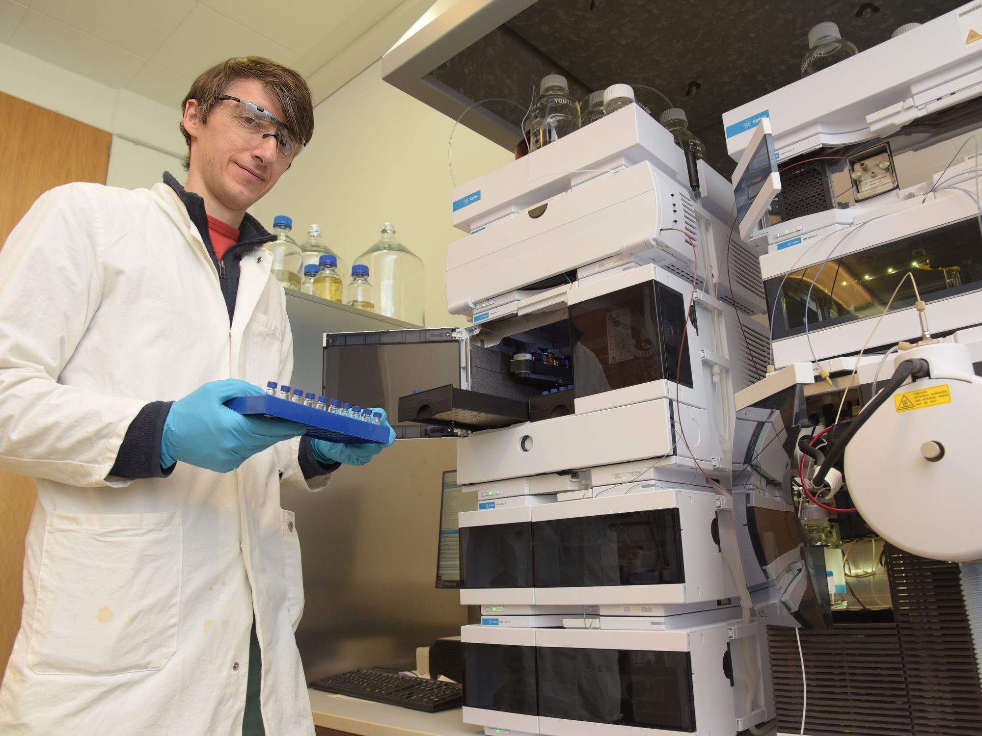 Dr. Felix Elling im Labor Für die Analyse von Proben nutzt Dr. Felix Elling hochspezialisierte Methodik. Im Labor werden die Molekülstrukturen mit Hilfe der Hochleistungs-Flüssigchromatographie gekoppelt mit Massenspektrometrie bestimmt.