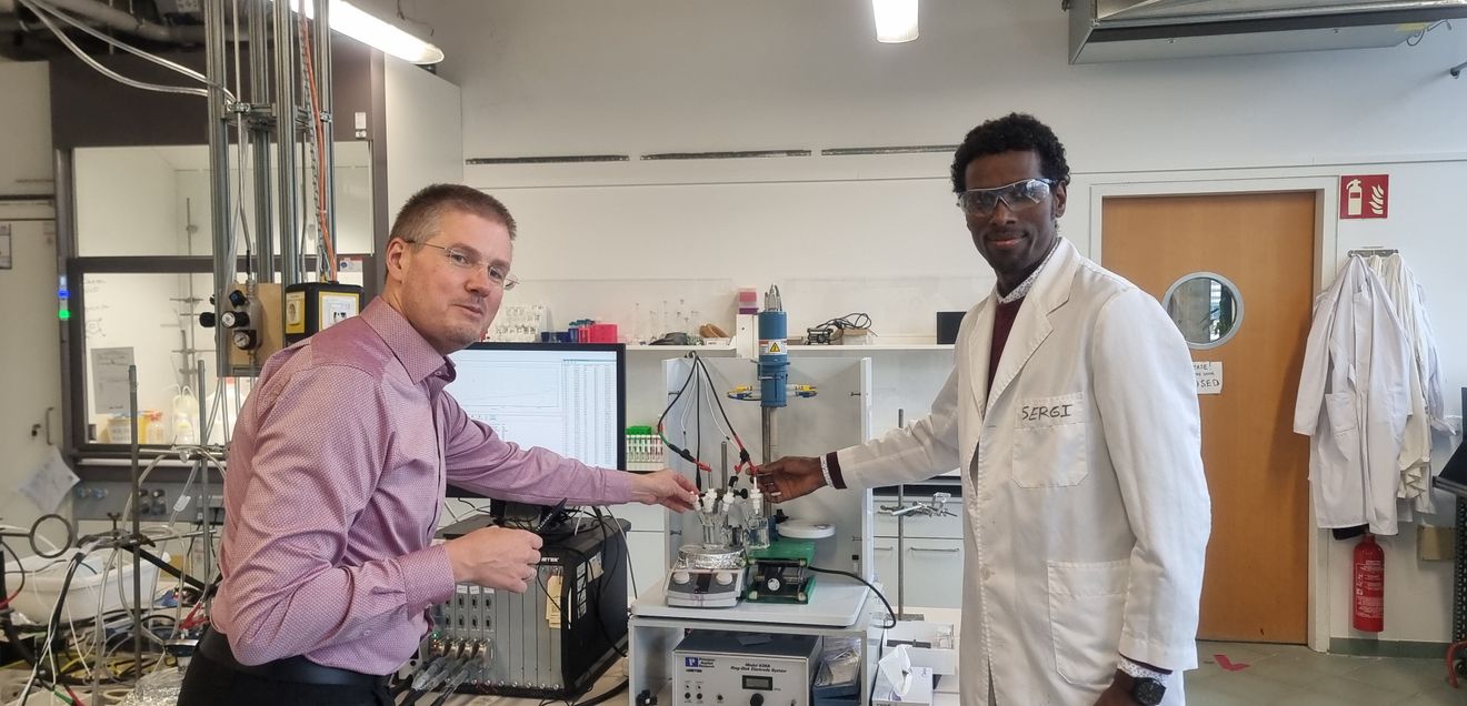 Professor Carsten Streb und Dr. Soressa Abera Chala Professor Carsten Streb (links) und Dr. Soressa Abera Chala bei der Untersuchung des Prozesses der Umwandlung von Kohlendioxid in Ethanol im Labor.