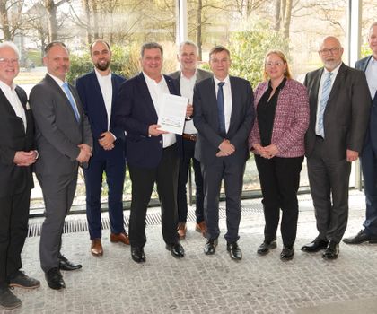 Die Initiatoren des Bündnisses Die Initiatoren des Bündnisses lächeln auf einem Gruppenfoto in die Kamera