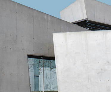 RTG Ein massives Gebäude mit künstlerisch gestalteter Fassade