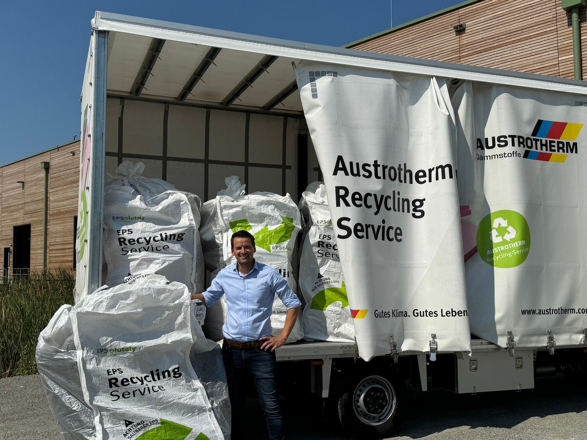 Heimo Pascher, Geschäftsführer von Austrotherm, vor dem Austrotherm Recycling Bus im Austrotherm Werk in Purbach, beim Start des österreichweiten EPSolutely Rückhol-Projektes.