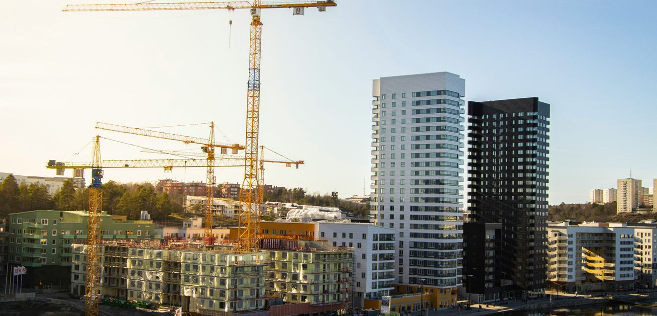 Der Blick auf die Baustelle eines neuen Wohnblocks mit Hochhäusern