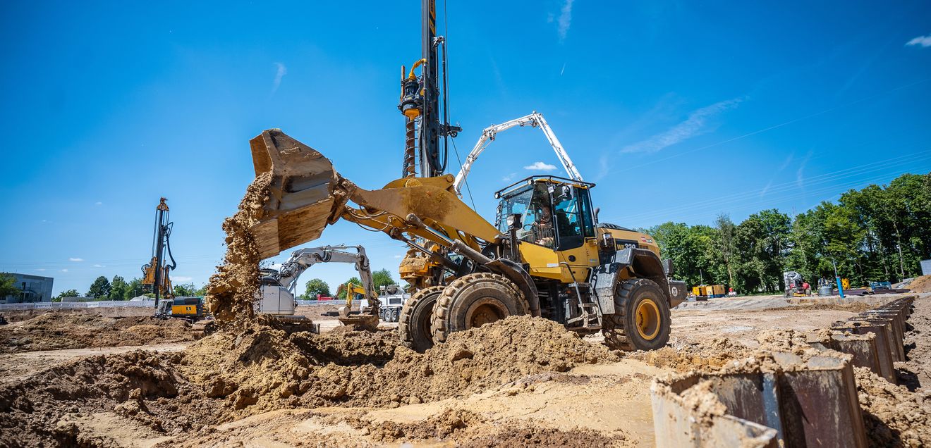 Starke Partnerschaft: Bauer Resources und Bauer Spezialtiefbau arbeiteten Hand in Hand, um die Baugrube termingerecht und passgenau fertigzustellen. Starke Partnerschaft: Bauer Resources und Bauer Spezialtiefbau arbeiteten Hand in Hand, um die Baugrube termingerecht und passgenau fertigzustellen.