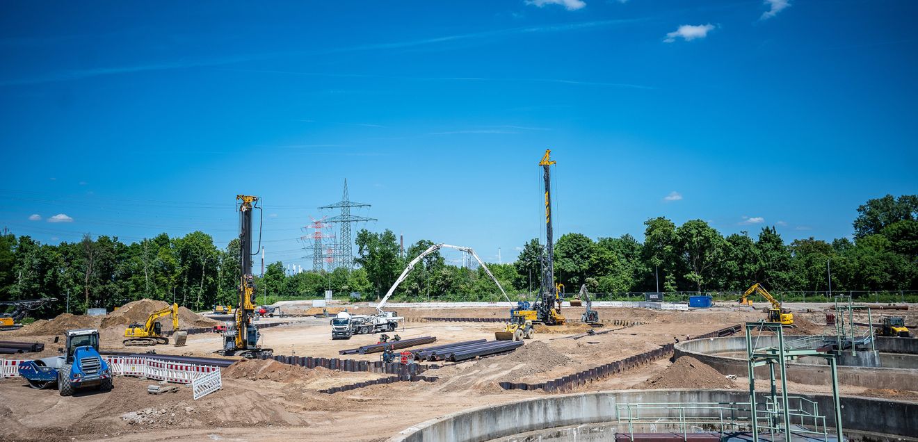 Bauer Resources hebt Baugrube für neue Schlammfaulungsanlage aus Bauer Resources hebt Baugrube für neue Schlammfaulungsanlage aus