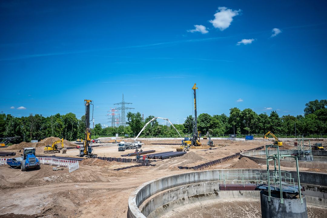 Bauer Resources hebt Baugrube für neue Schlammfaulungsanlage aus
