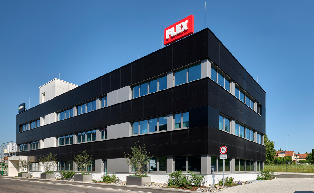 fischer realisiert PV-Fassade am Neubau der Flex Elektrowerkzeuge GmbH