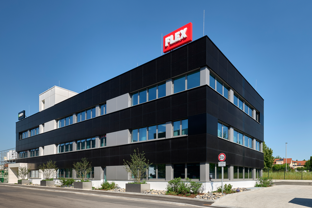 fischer realisiert PV-Fassade am Neubau der Flex Elektrowerkzeuge GmbH