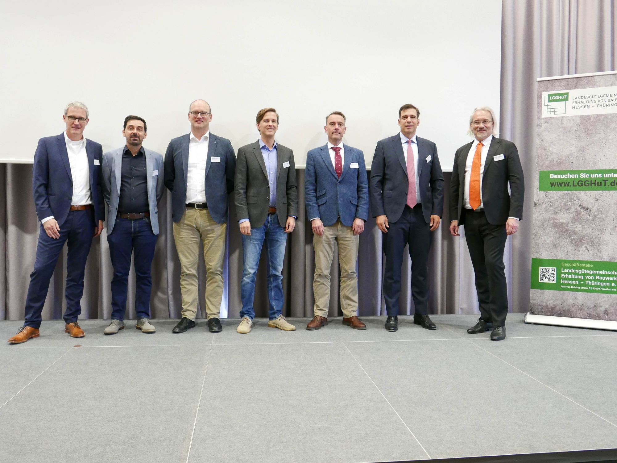 Die Redner (von rechts): Christoph Störger, Vorsitzender der Landesgütegemeinschaft Erhaltung von Bauwerken Hessen – Thüringen e.V. (LGGHuT); RA Dr. Maximilian R. Jahn, Jahn Hettler Rechtsanwälte PartG mbB, Frankfurt am Main; Andreas Jackmuth, Landesbetrieb Mobilität Rheinland-Pfalz, Geschäftsbereich Planung/Bau, Fachgruppenleiter Konstruktiver Ingenieurbau, Koblenz; Dr. Thomas Altenburg IBQ, Ingenieurgesellschaft für Baustoffprüfung und Qualitätssicherung mbH, Eichenau; Daniel Oberhänsli, suicorr Deutschland GmbH, Singen; Armin Faulhaber, instakorr GmbH; Norbert Frei, stellv. Vors. der LGGHuT Die Redner (von rechts): Christoph Störger, Vorsitzender der Landesgütegemeinschaft Erhaltung von Bauwerken Hessen – Thüringen e.V. (LGGHuT); RA Dr. Maximilian R. Jahn, Jahn Hettler Rechtsanwälte PartG mbB, Frankfurt am Main; Andreas Jackmuth, Landesbetrieb Mobilität Rheinland-Pfalz, Geschäftsbereich Planung/Bau, Fachgruppenleiter Konstruktiver Ingenieurbau, Koblenz; Dr. Thomas Altenburg IBQ, Ingenieurgesellschaft für Baustoffprüfung und Qualitätssicherung mbH, Eichenau; Daniel Oberhänsli, suicorr Deutschland GmbH, Singen; Armin Faulhaber, instakorr GmbH; Norbert Frei, stellv. Vors. der LGGHuT
