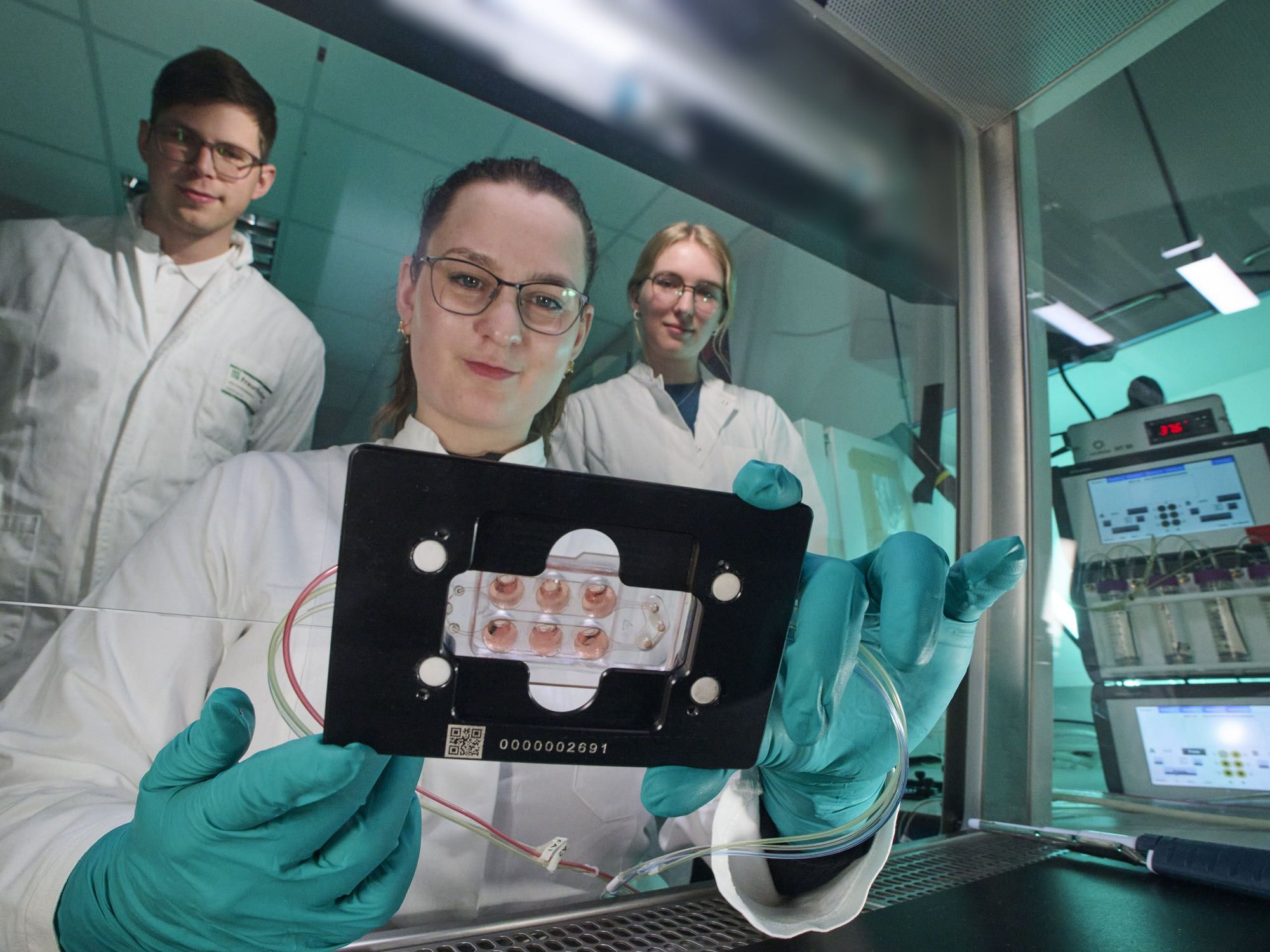 Forschende des Fraunhofer ITEM, des Fraunhofer IWS und der Uni Regensburg im Labor Forschende des Fraunhofer ITEM, des Fraunhofer IWS und der Uni Regensburg im Labor