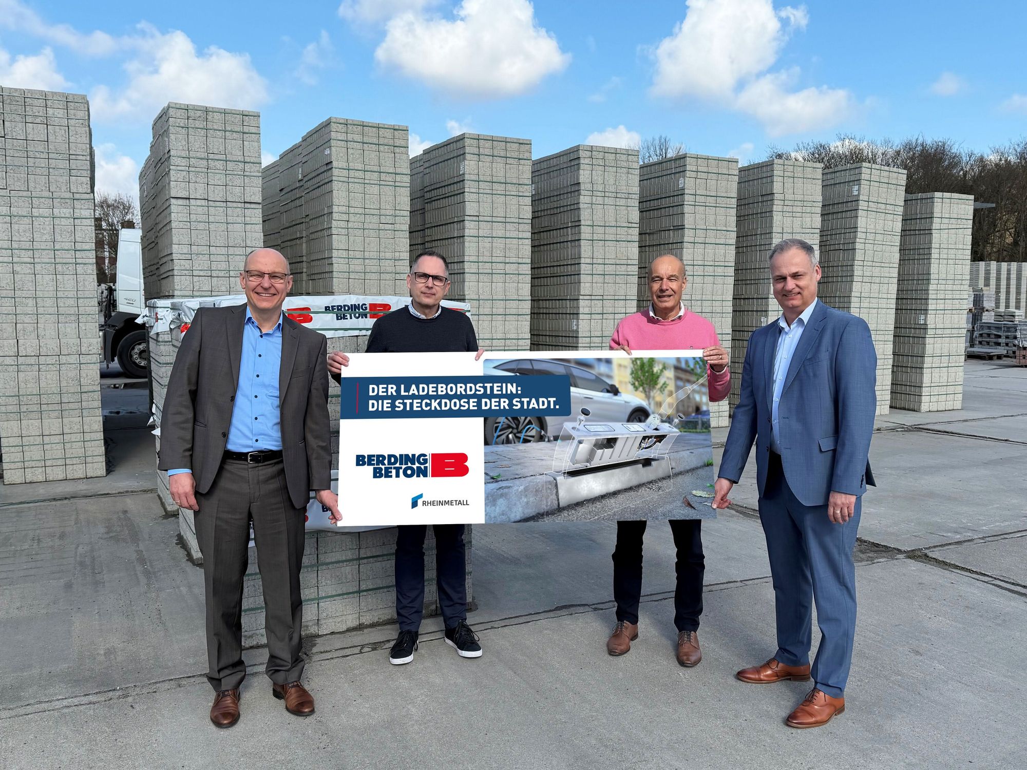 Gruppenbild Gruppenbild anlässlich des Kooperationsvertrages zwischen Berding Beton und Rheinmetall (v.l.: Gunther Riedel, Rheinmetall; Oliver Gomolka und Gert Waltermann, Berding Beton; Thomas Zimmermann, Rheinmetall)
