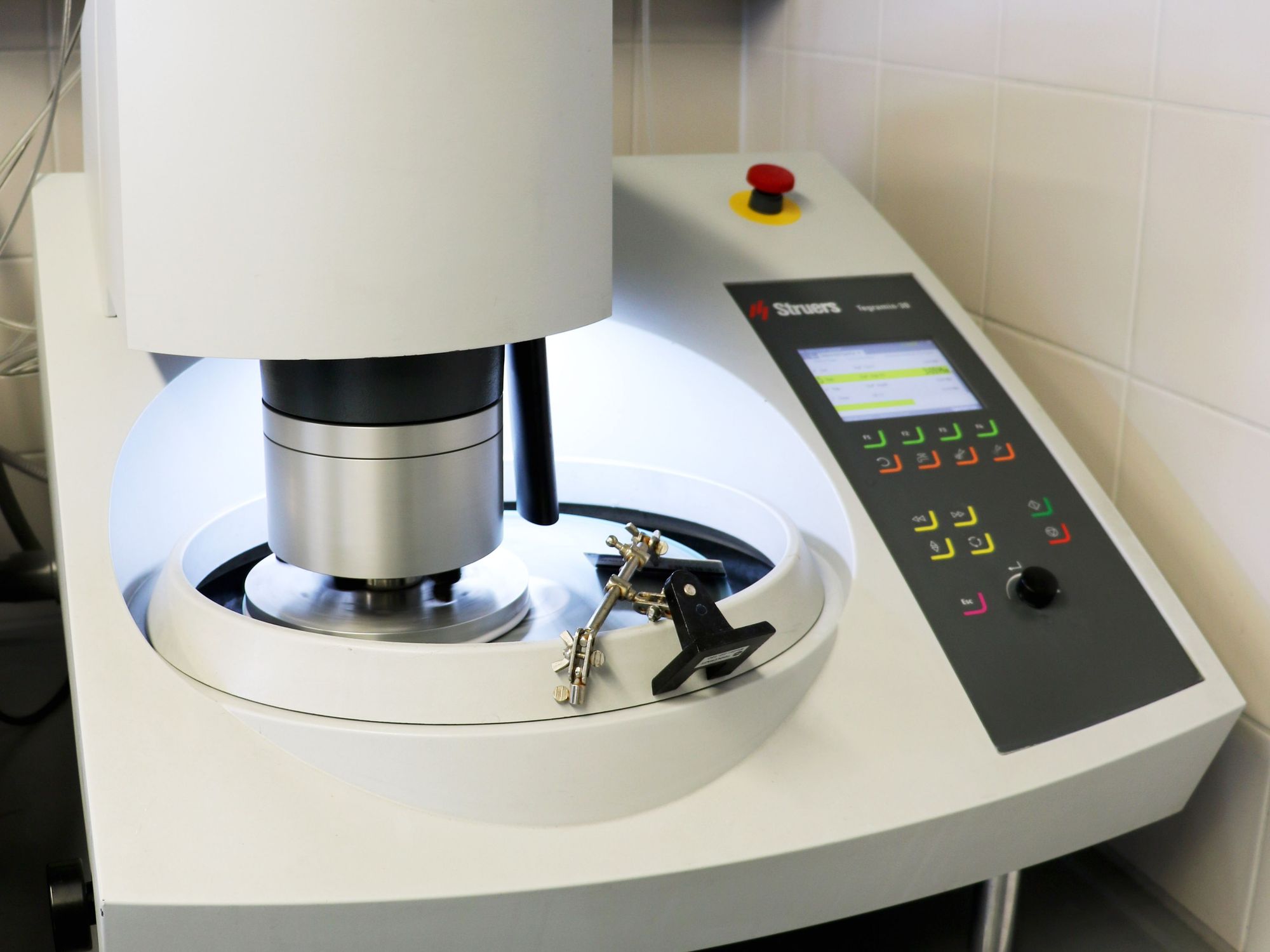 Poliermaschine Tegramin-30 der Firma Struers