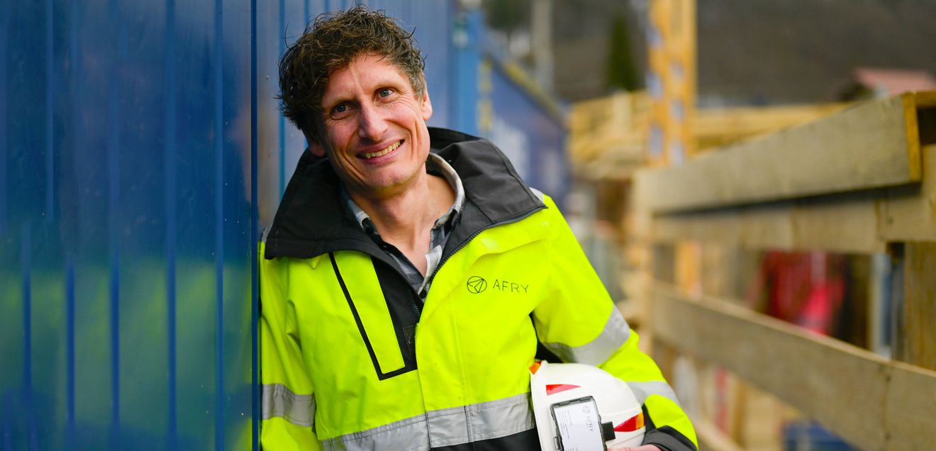 Stefan Ufertinger ist Geschäftsführer von Site Communications Stefan Ufertinger ist Geschäftsführer von Site Communications lächelt in Schutzkleidung in die Kamera