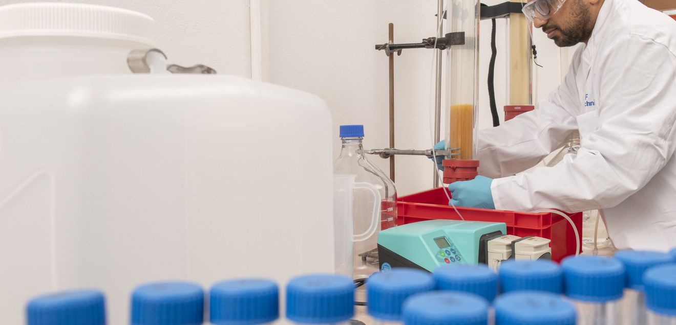 Dr. Rohan Jain forscht in der Biotechnologie-Abteilung des HIF an der Rückgewinnung von Gallium aus Industrieabwässern mit Hilfe von Siderophoren Dr. Rohan Jain forscht in der Biotechnologie-Abteilung des HIF an der Rückgewinnung von Gallium aus Industrieabwässern mit Hilfe von Siderophoren.