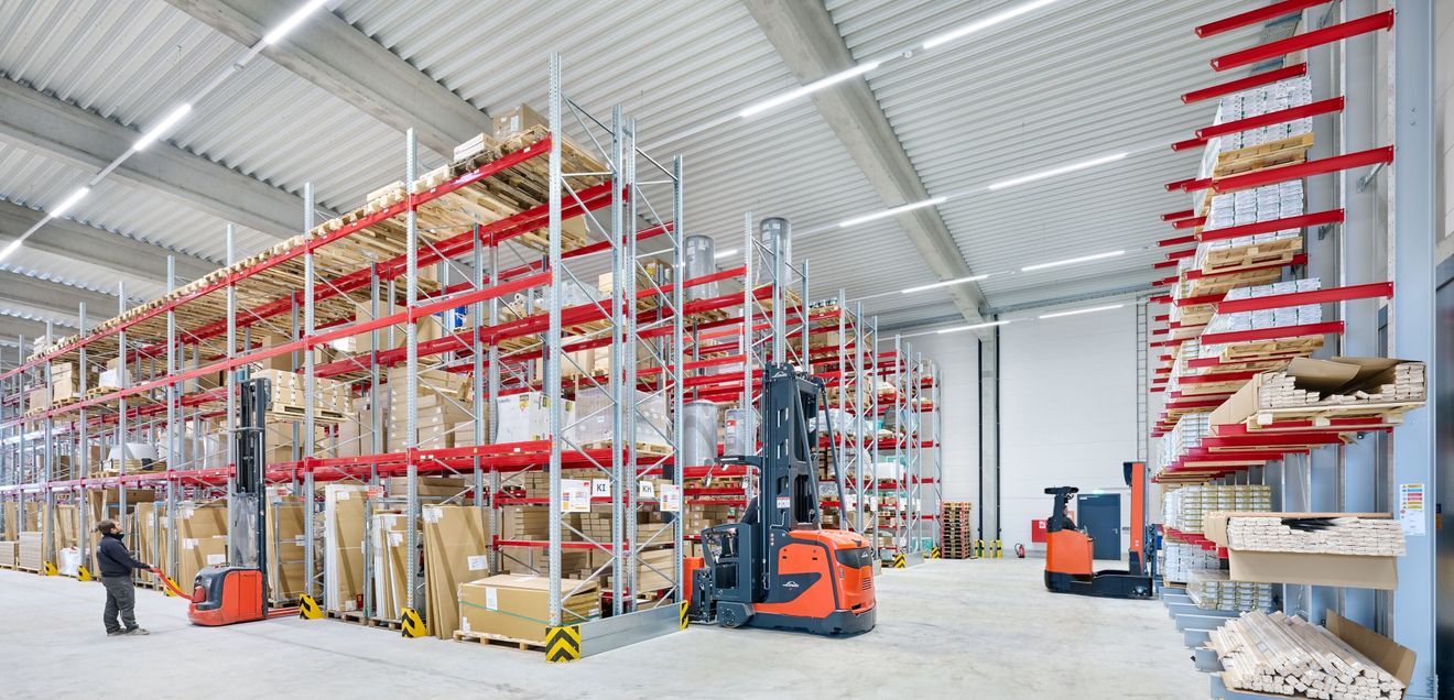 Schmalgangstapler: Ergonomisch unterwegs in 7 Meter Höhe Schmalgangstapler: Ergonomisch unterwegs in 7 Meter Höhe