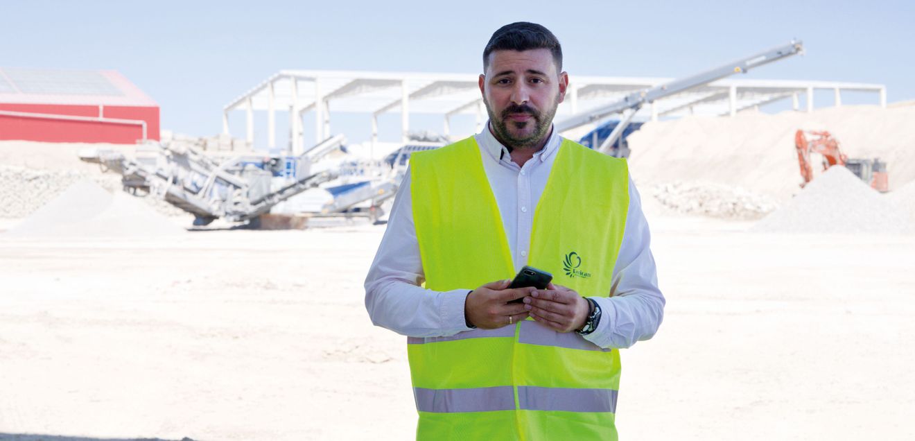 „Wir bekommen alle Daten direkt aufs Display, ganz egal, wo auf dem Gelände wir uns gerade aufhalten – Produktionskapazität, Verbrauch, alles. Das macht einen riesigen Unterschied.“ Juan Manuel Camacho, Eigentümer von Recicam, ist mit der einfachen Bedienung der Anlagen und besonders Spective Connect sehr zufrieden. „Wir bekommen alle Daten direkt aufs Display, ganz egal, wo auf dem Gelände wir uns gerade aufhalten – Produktionskapazität, Verbrauch, alles. Das macht einen riesigen Unterschied.“ Juan Manuel Camacho, Eigentümer von Recicam, ist mit der einfachen Bedienung der Anlagen und besonders Spective Connect sehr zufrieden.