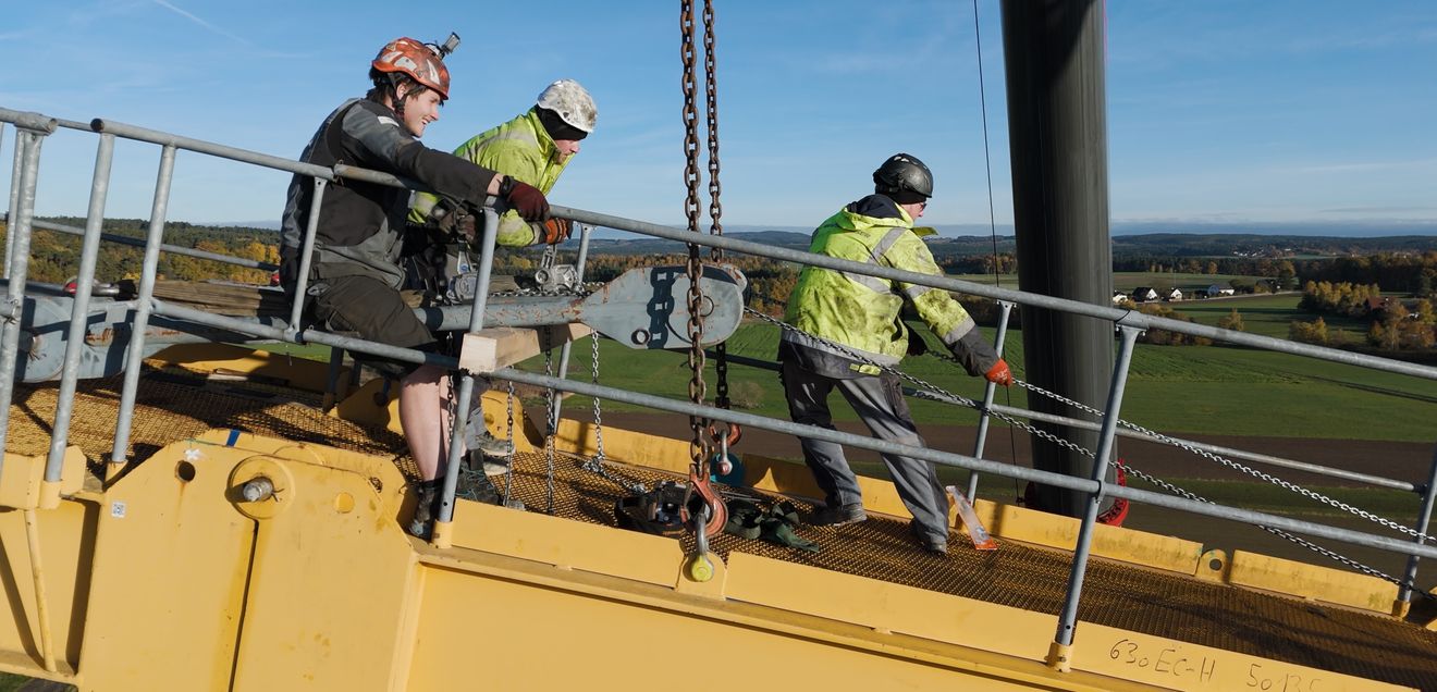 Die Montage des Liebherr 630 EC-H 50 erfolgte im Herbst 2025 mithilfe eines Autokrans mit 450 Tonnen Traglast. Die Montage des Liebherr 630 EC-H 50 erfolgte im Herbst 2025 mithilfe eines Autokrans mit 450 Tonnen Traglast.