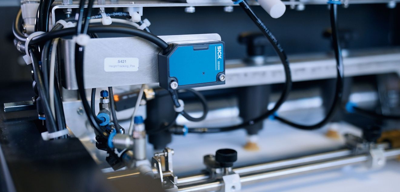 Automatic book production: Laser sensor technology optimizes photo book production Automatic book production: Laser sensor technology optimizes photo book production