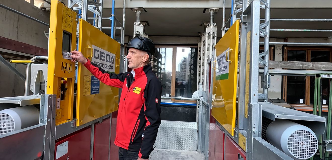 Für mehr Sicherheit, Transparenz und Effizienz sind neu zugeführte Personenbauaufzüge des Typs GEDA 1500 Z/ZP bei Zeppelin Rental ab sofort mit der IoT-Box Premium ausgestattet