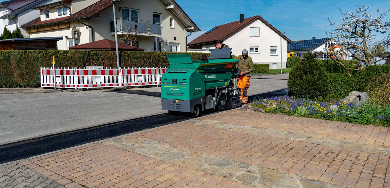 Pilotprojekt mit Vögele Fertiger und Hamm Walze Vollelektrisch einbauen und verdichten