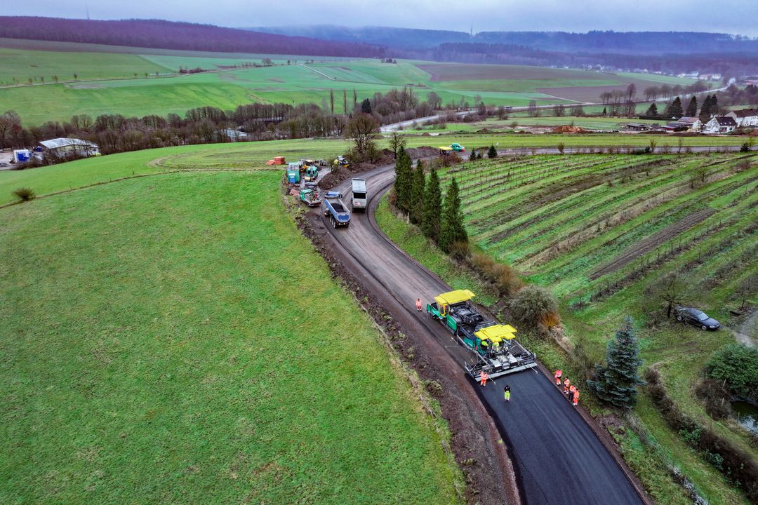 Digitale Fertiger-Steuerung erleichtert Sanierung - automatisierter Asphalteinbau mit Smart Pave Digitale Fertiger-Steuerung erleichtert Sanierung - automatisierter Asphalteinbau mit Smart Pave