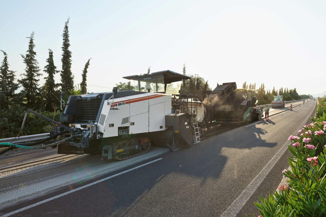 Ein Kaltrecycling-Zug der Wirtgen Group saniert in Griechenland in kürzester Zeit einen wichtigen Verkehrsabschnitt Wirtgen Group Kaltrecycling – von der Dämmerung bis zum Morgengrauen