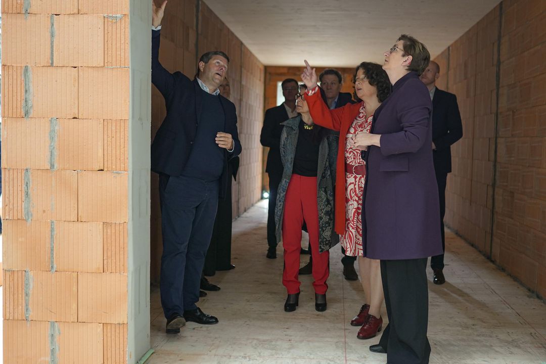 Am heutigen Tag besuchte Bundesbauministerin Klara Geywitz die Firma Leipfinger-Bader in Pfeffenhausen, um sich über die neuesten Entwicklungen im Bereich des modularen Wohnungsbaus zu informieren. Bundesbauministerin Klara Geywitz besucht die Produktion innovativer Ziegelmodule und Lehm-Holz Massivdecken der Firma Leipfinger-Bader in Pfeffenhausen