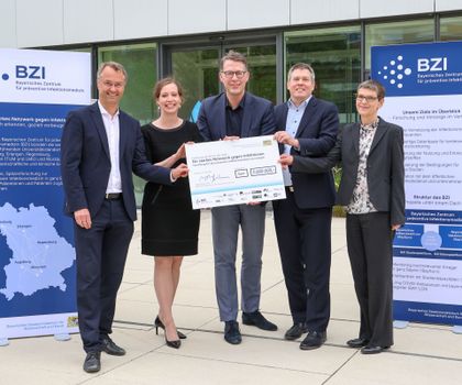 Das BZI wurde am 13.05. in Würzburg eröffnet: Prof. Dr. Klaus Überla (Erlangen), Prof. Dr. Stefanie Kampmeier (Würzburg), Staatsminister Markus Blume, Prof. Dr. Oliver Kurzai (Würzburg) und und Prof. Dr. Uta Behrends (München), v.l..