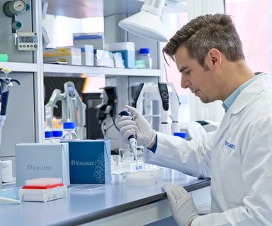 Mitarbeiter im Labor bei der Anwendung von Biocrates Kits und Pipetten