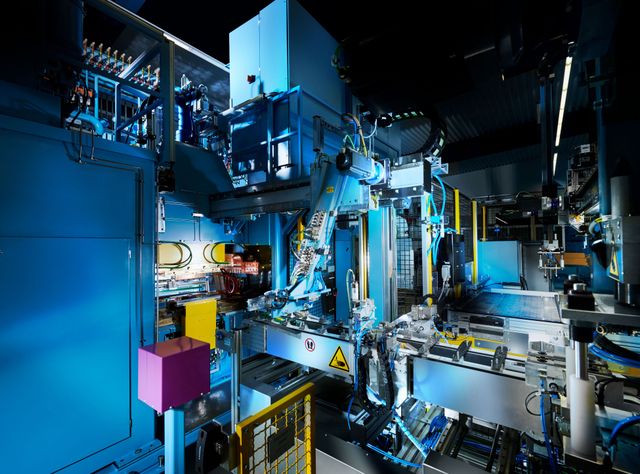 Production, machine tools and robots: High-precision welding for perfect sawing Feeding into the projection press