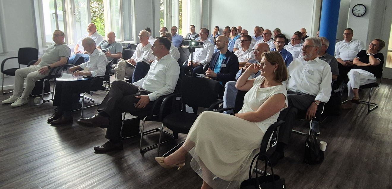 Die 50 Teilnehmer folgten interessiert den Vorträgen. Mit dabei war auch Rechtsanwältin Monika Menz (r.), die über CRA referierte. Die 50 Teilnehmer folgten interessiert den Vorträgen. Mit dabei war auch Rechtsanwältin Monika Menz (r.), die über CRA referierte.